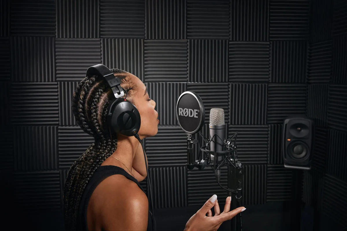 Rode NT1 Signature Series Studio Condenser Microphone with SM6 Shock Mount