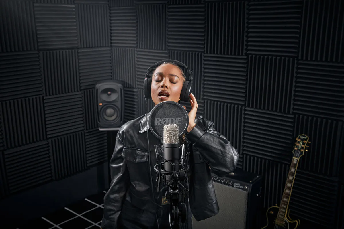 Rode NT1 Signature Series Studio Condenser Microphone with SM6 Shock Mount