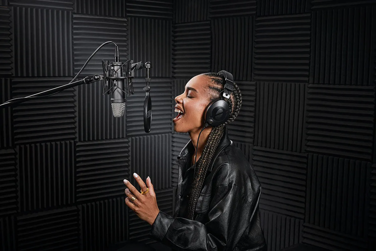 Rode NT1 Signature Series Studio Condenser Microphone with SM6 Shock Mount