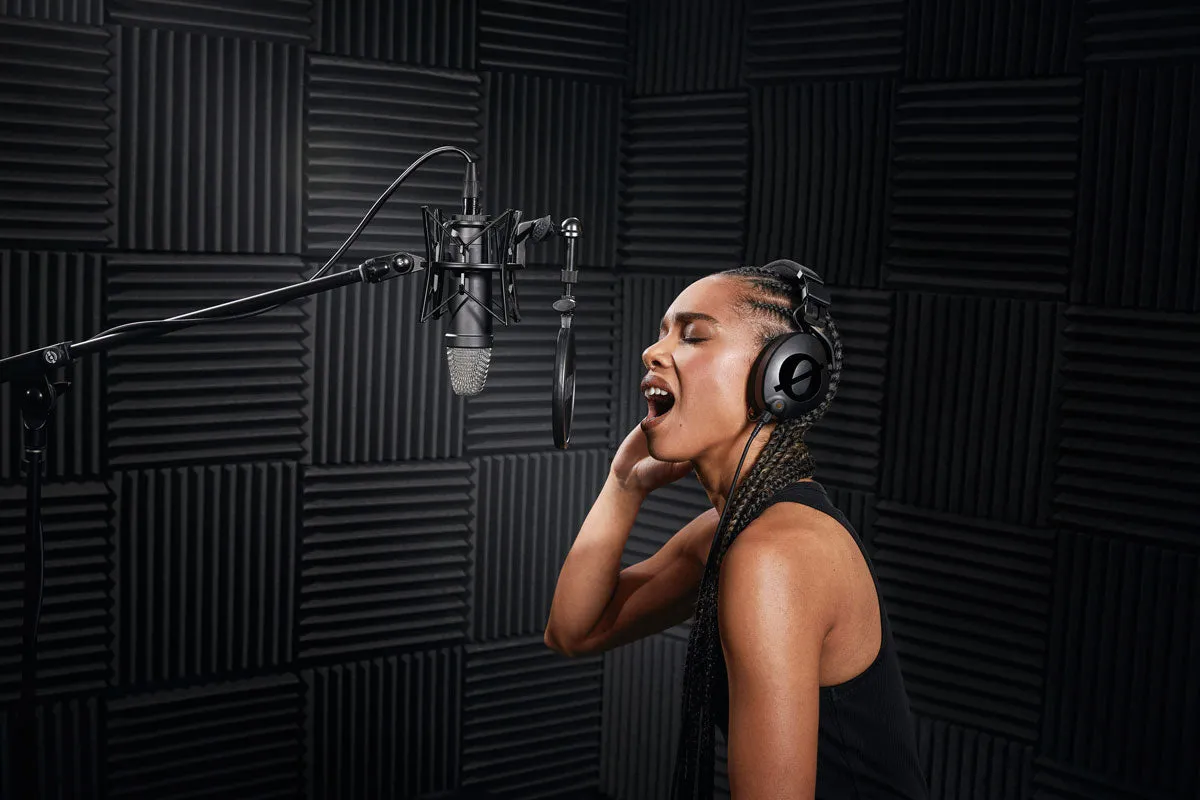 Rode NT1 Signature Series Studio Condenser Microphone with SM6 Shock Mount